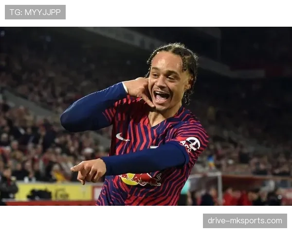 哈维·西蒙斯创造力持续进化，引领现代足球战术新潮流