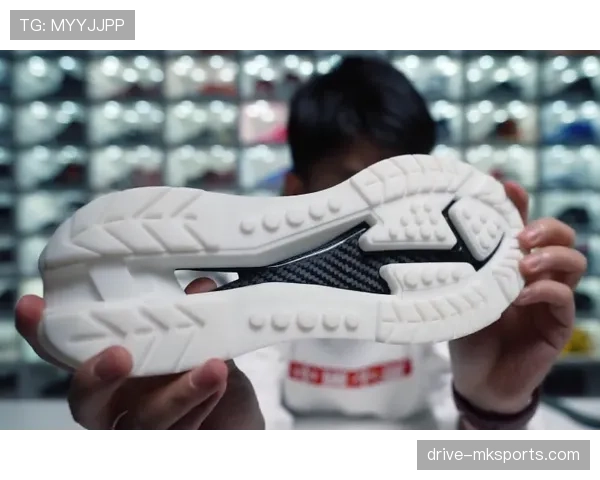 浓眉哥家里光请人擦球鞋一个月花六位数？