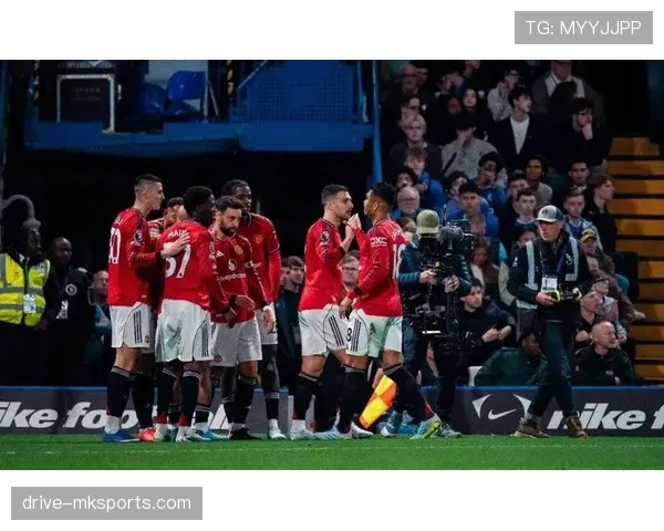 曼联内部矛盾再度显现，对球队稳定性与赛季走势形成制约